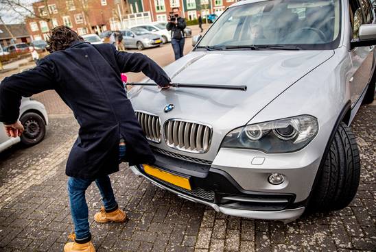 Kerkgangers op Urk en in Krimpen vallen verslaggevers aan 