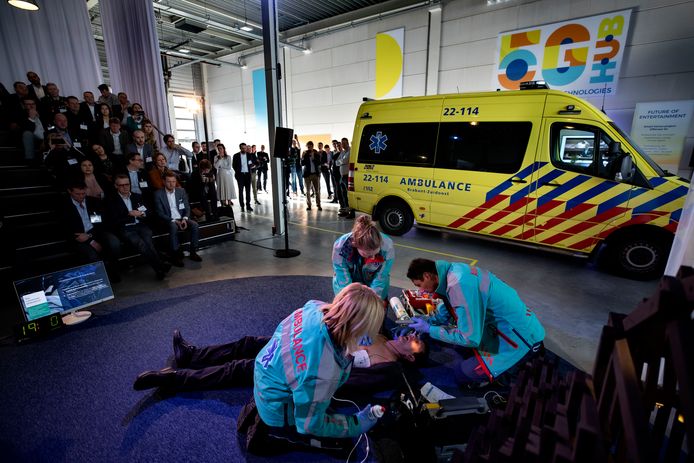 Demo: ambulancemedewerkers redden een ‘patiënt’ dankzij de inzet van 5G communicatie.