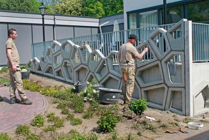 De geprinte betonnen gevelelementen wegen maximaal vijftig kilo.