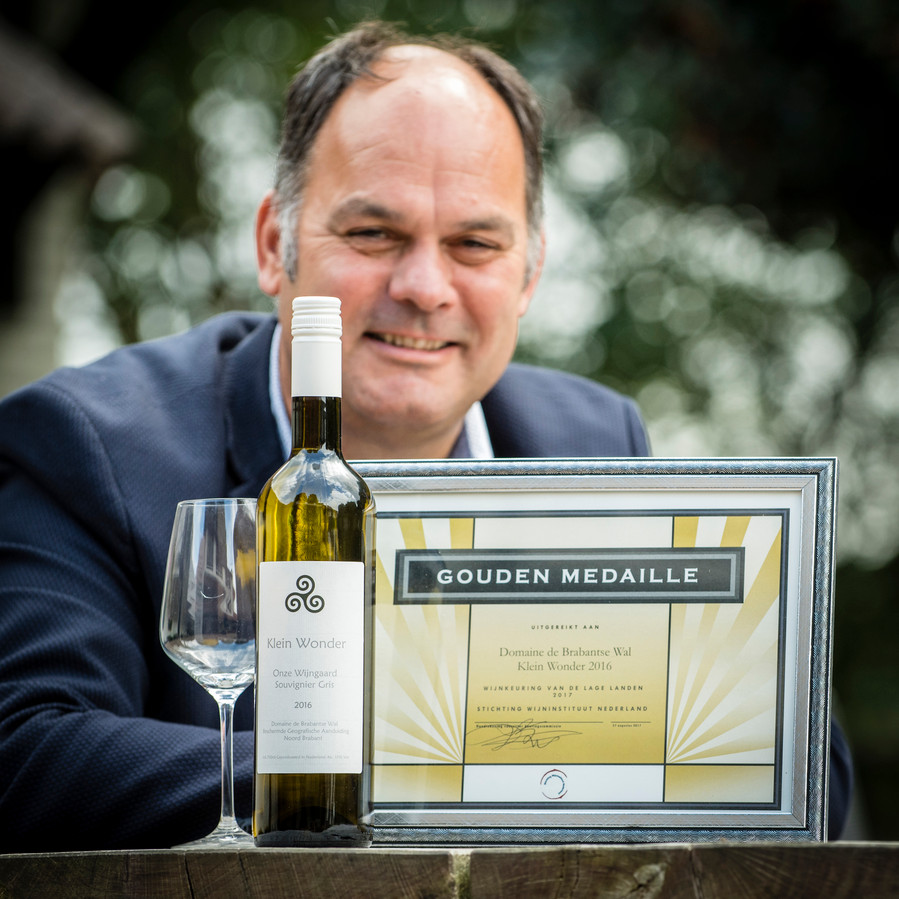 20170906 - Ossendrecht - Foto: Tonny Presser/Pix4Profs - Paul Bosse van Domaine de Brabantse Wal heeft goud gewonnen met wijn 'Klein
Wonder'.