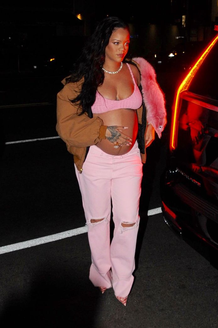 Rihanna koos voor het motto ‘pretty in pink’ bij een bezoek aan The Nice Guy in Los Angeles.