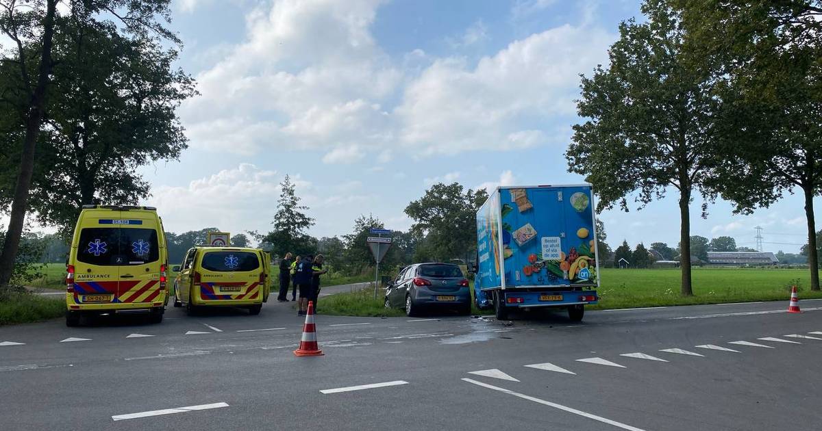 Gewonde bij aanrijding bezorgbus en auto tussen Delden en Bentelo.