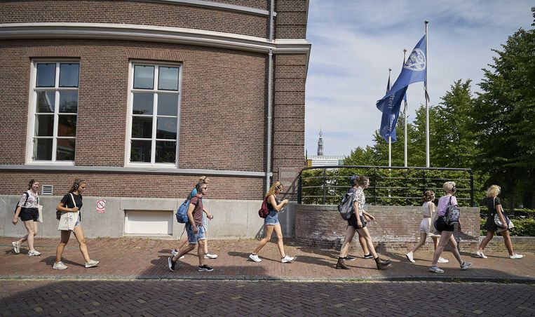 Studenten tijdens een stadswandeling. Beeld ANP