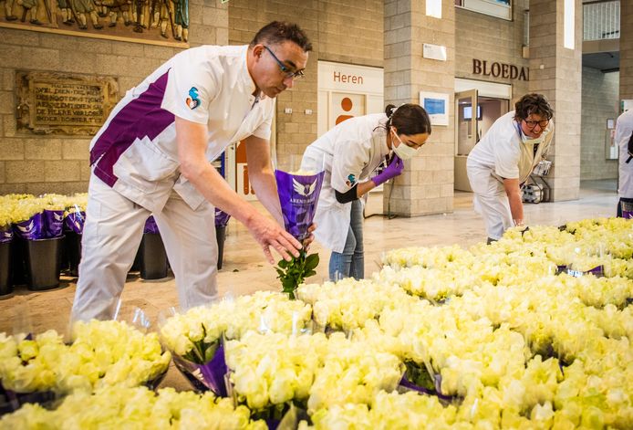 Medewerkers van het Albert Schweitzer ziekenhuis mochten woensdag na hun dienst een bosje bloemen mee naar huis nemen.