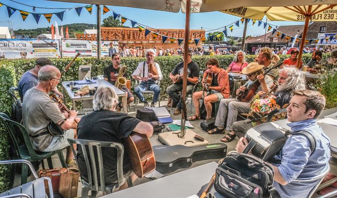 Alfred den Ouden speelt met enkele muzikanten traditionele folk op het terras van Eetcafé 't Folk.