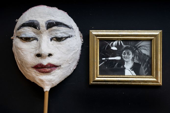 Werk van de overleden kunstenares Bianca Tangande. foto masker met portret van Bianca