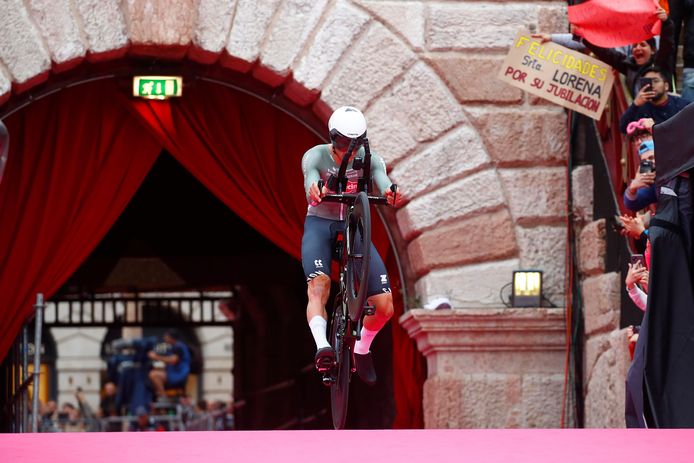 Van der Poel verwende het publiek opnieuw met een wheelie.