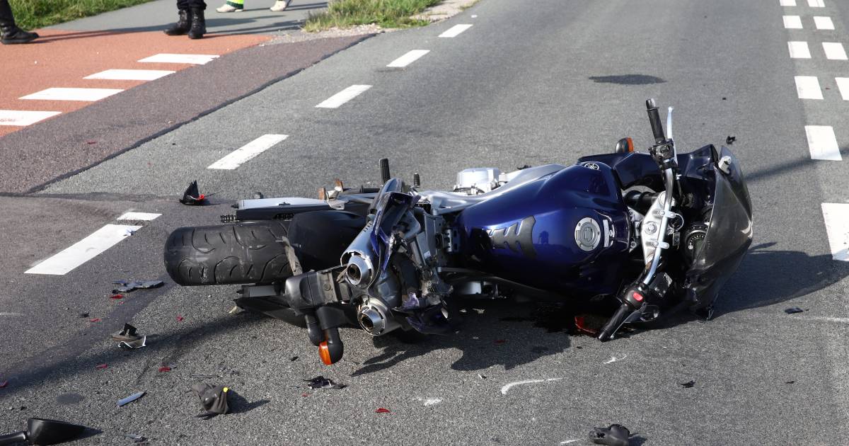 Motorrijder ernstig gewond na botsing met auto bij Wamel.
