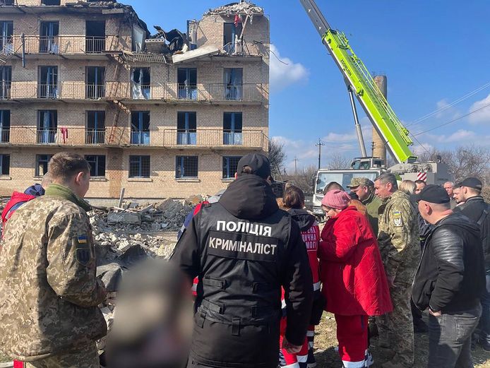 Reddingswerkers aan de getroffen school in Rzjysjtsjiv.