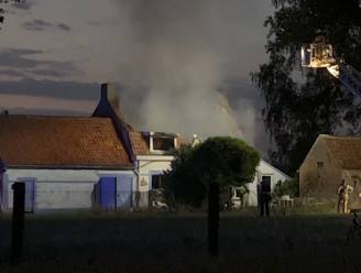 Dak stort in bij tweede brand in één dag in hoeve in Moerkerke