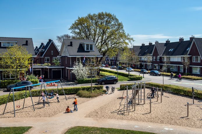 Hoe Nederlands kun je het hebben? Het zou zomaar een still uit een film van Alex van Warmerdam kunnen zijn. Alles is koek en ei in de Vrachelse buurt Vlindervallei: de perfecte omgeving voor gezinnen met een ruime beurs.