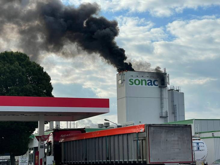Brand in luchtafzuiging bij veevoerbedrijf Sonac in Eindhoven, rook en vlammen uit het dak