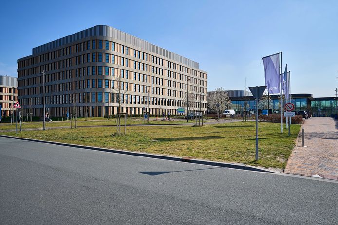 Chirurg Rogier Crolla en zijn medewerkers van het Amphia Ziekenhuis hebben een petitie opgesteld tegen de viering van 538 Oranjedag. Het feest vindt plaats op 24 april voor 10.000 mensen op het Chasseveld.