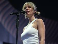 Maan had alle aandacht voor comeback, maar die is geen succes: lied met nieuwe sound haalt hitlijsten niet