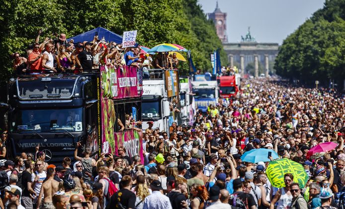 Duizenden danceliefhebbers stromen toe bij zo'n 32 graden in Berlijn.