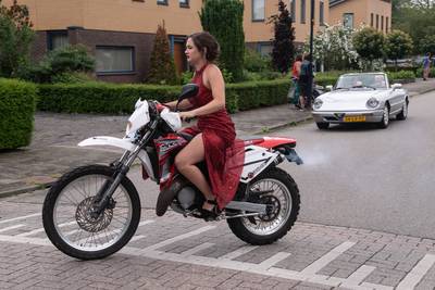 In gala op de trekker; de Pax Christi-stoet trekt weer door Druten