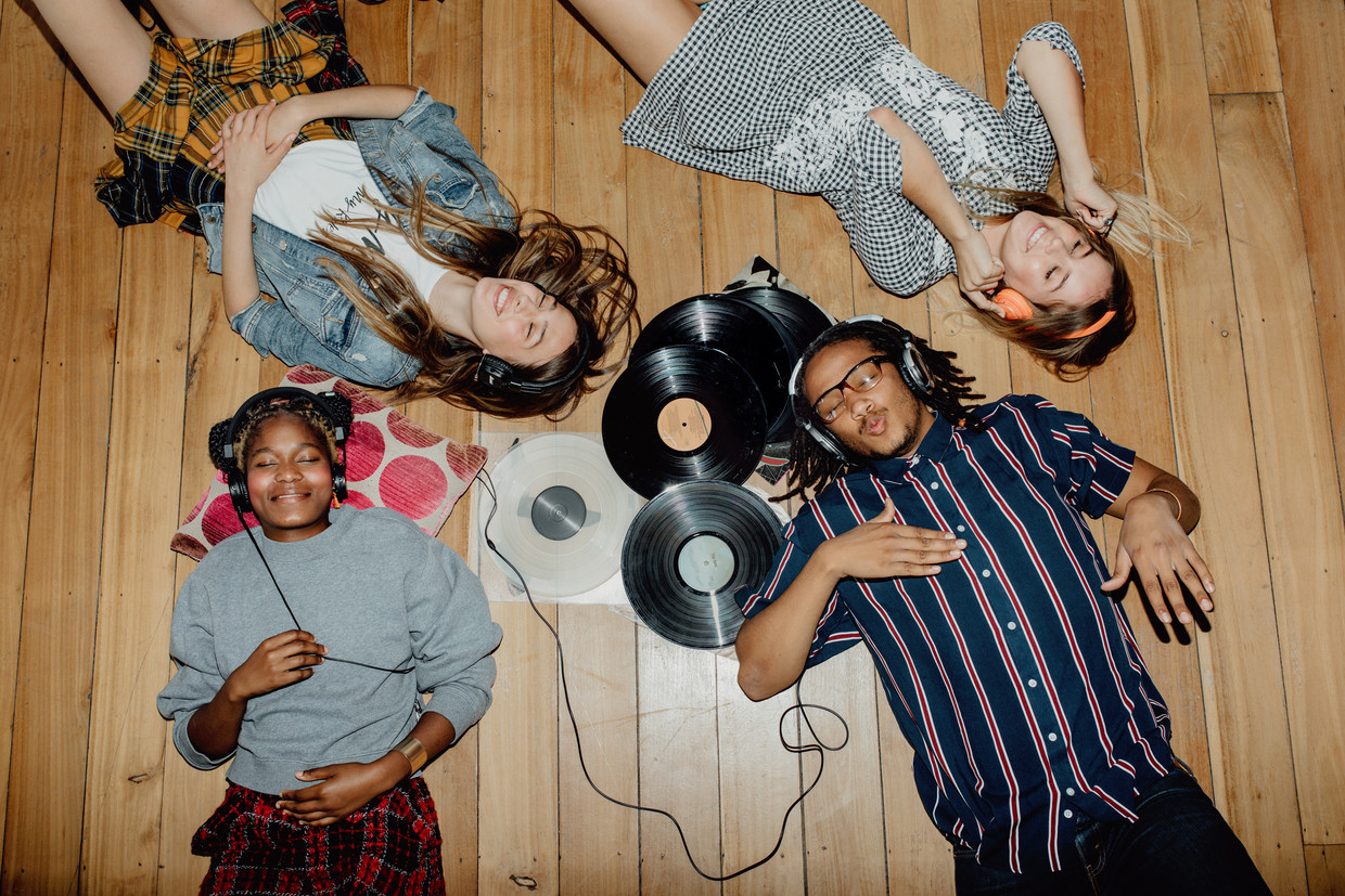 U moet niet samen naar muziek luisteren om elkaar te leren kennen. Spotify kan u helpen om de persoonlijkheid van anderen te ontdekken. Beeld Getty Images