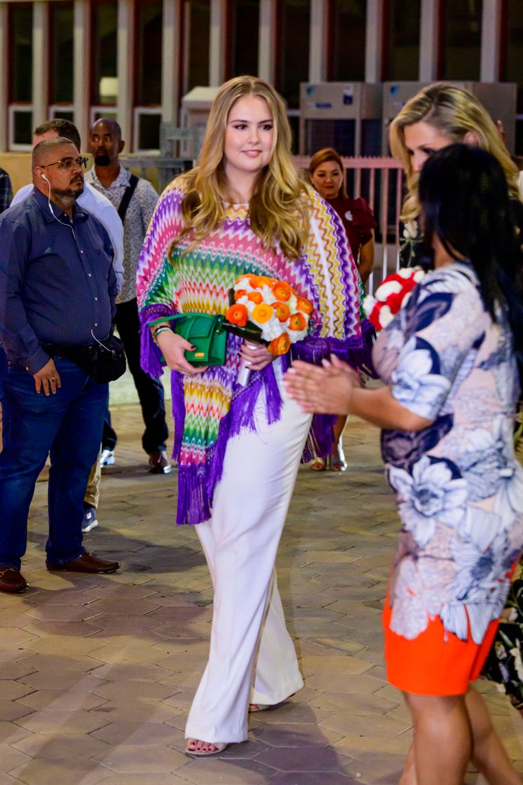 Prinses Amalia straalt op Aruba in een kleurrijke poncho van Missoni. Beeld Brunopress/Patrick van Emst