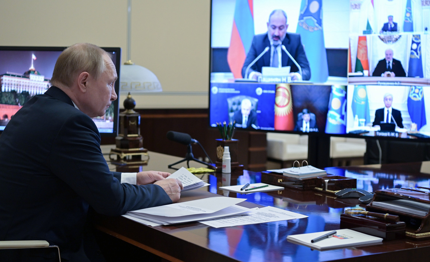 De Russische president Poetin videobelt maandagochtend met collega's over de situatie in Kazachstan.