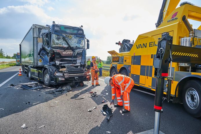 Op de A16 bij Breda heeft donderdagmiddag rond 14.40 uur een ongeluk plaatsgevonden met meerdere vrachtwagens.