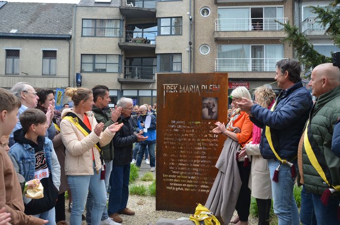 De officiële inhuldiging van het Trek Maria-plein in Denderhoutem.
