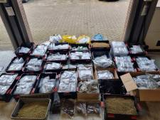 Politie vindt tientallen kilo’s drugs bij bedrijf in dorpje bij Zwolle: drie mensen opgepakt