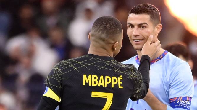 KIJK. Kylian Mbappé vermaakt zich met dikke kaak Cristiano Ronaldo, Portugees neemt vol verbazing trofee in ontvangst