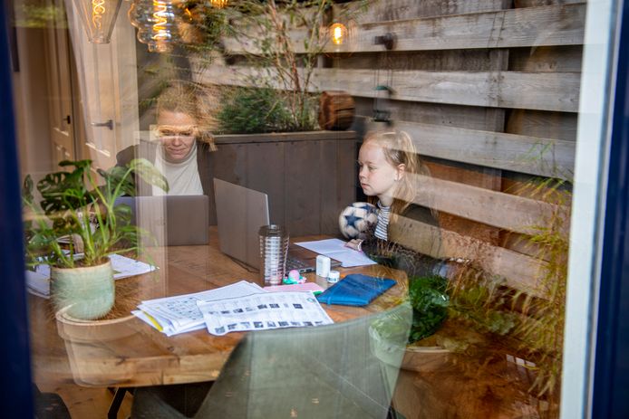 Moeder Lisanka en dochter Julia van Beek uit Hoogland in quarantaine aan de keukentafel.