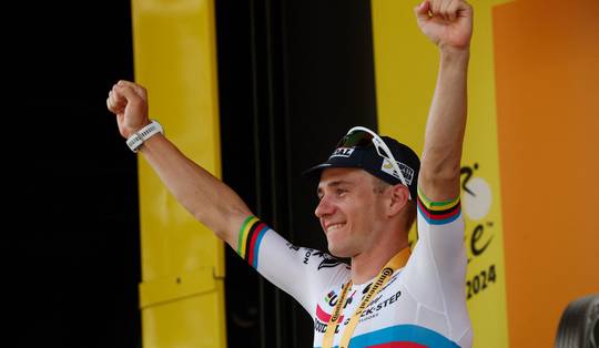Remco Evenepoel wint eerste tijdrit in Ronde van Frankrijk: ‘Genoten van elke meter’