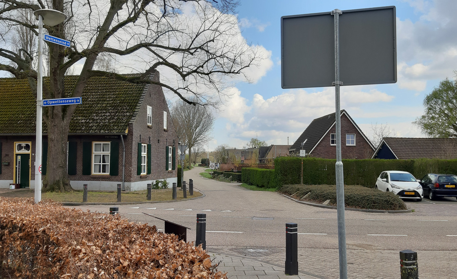 De kruising van de Opwettenseweg met het Wettenseind in Nuenen. Over laatstgenoemde weg komt, een eind verderop in oostelijke richting, een ontsluitingsweg voor het zuidelijke deel van Nuenen-West.