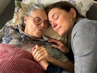 “Mama draagt op haar doodsprentje mijn huwelijksjurk”: Evi Hanssen krabbelt recht na afscheid van mama Arlette