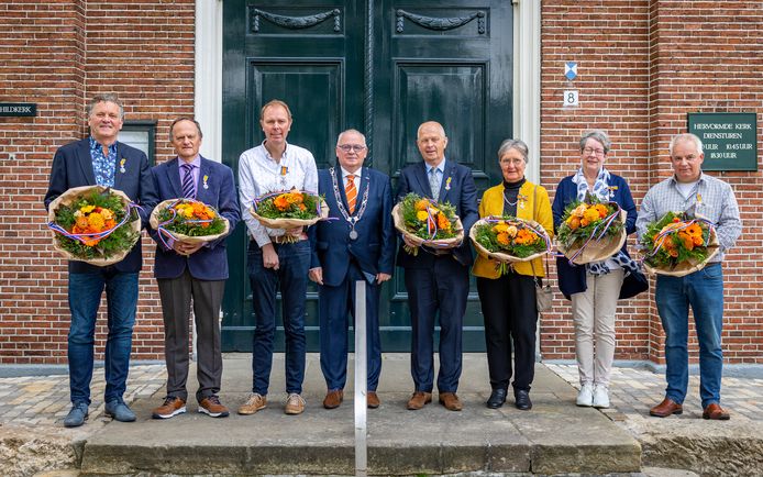De lintjesregen leverde in Rijssen-Holten 7 onderscheidingen op. Bert Beldman, Jan Bult, Martin Pieters  (Ridder), burgemeester Arco Hofland, Dick Wolterink, Jantina Landman, Anja Draaijer-Markvoort en Hans Bloemendal.