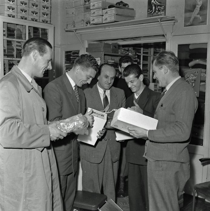 Sportzaak Van Kooijk aan de Mathildelaan in Eindhoven in 1956.