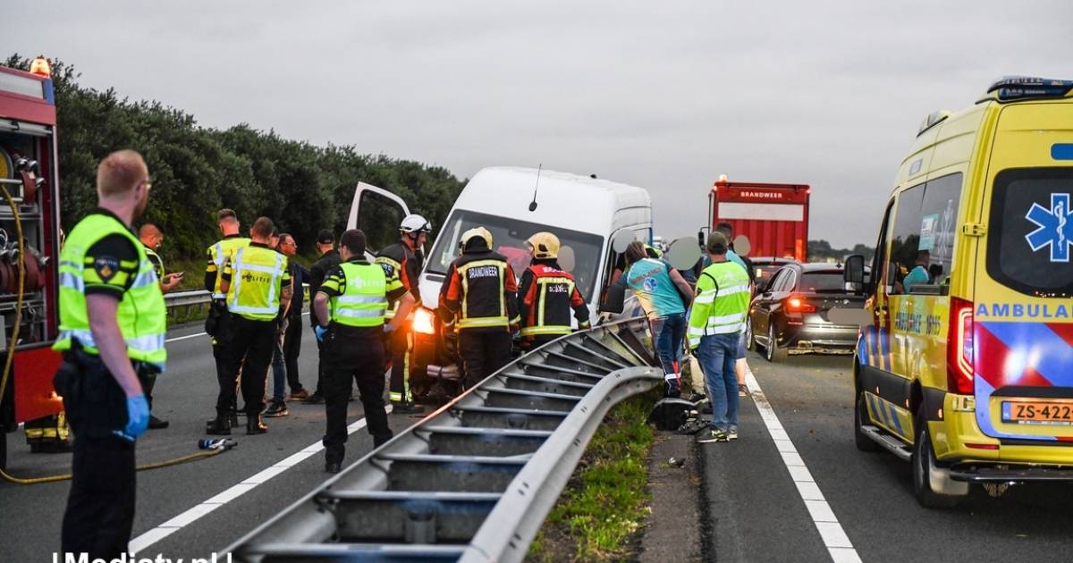 n11 bij zwammerdam deels afgesloten na ongeluk met bestelbus alphen ad nl