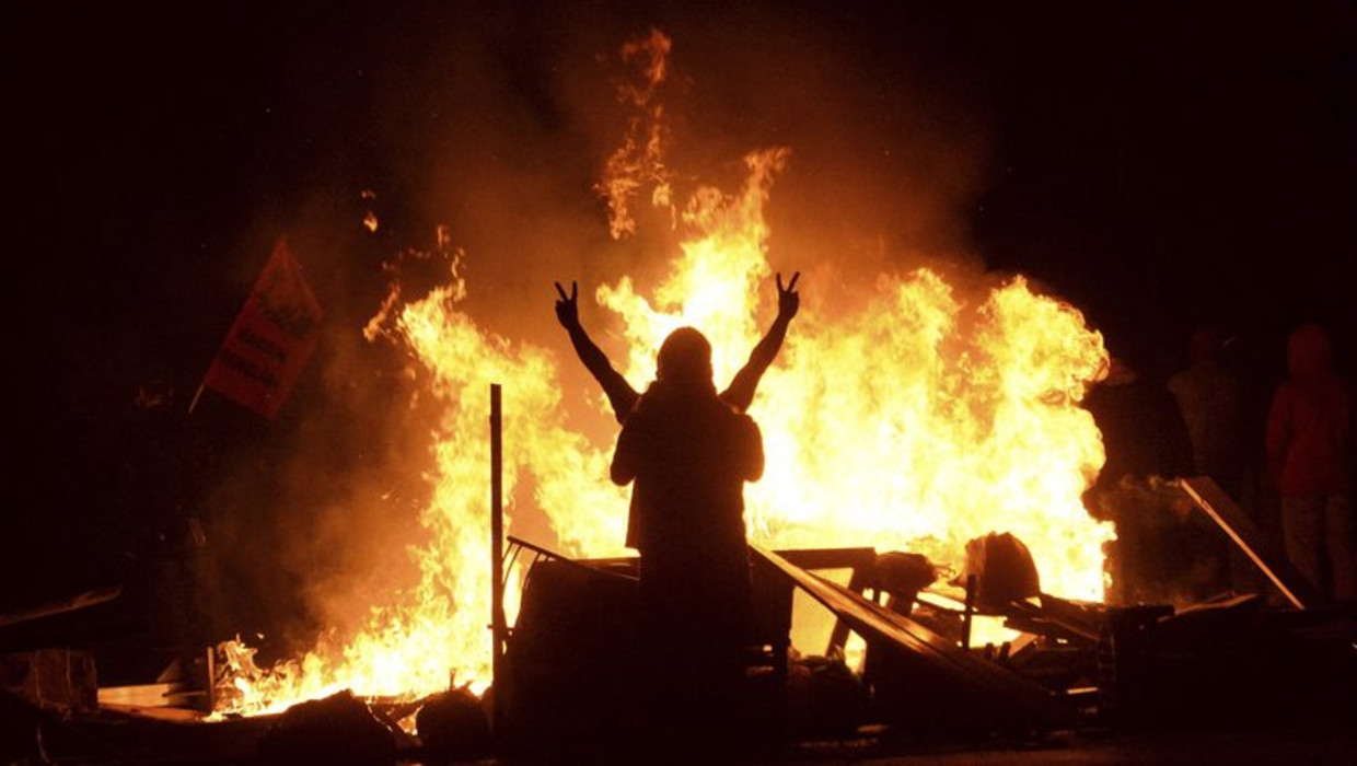 Protest tegen de nieuwe moskee in Tuzlucayir, vorige week maandag. Beeld reuters