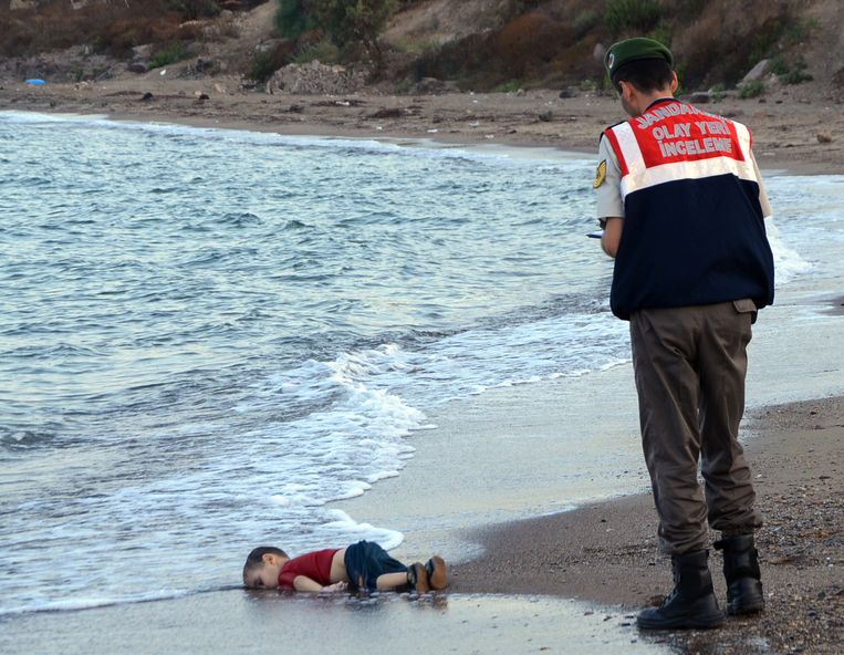 Het beroemde beeld van de gestorven Aylan, dat de wereld rond ging Beeld AP