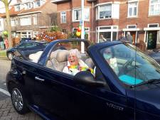 De hele straat viert de 90ste verjaardag van Tiny: ‘Sommige dingen kun je uitstellen, maar dit niet’ 