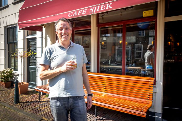 Eigenaar Jeroen Zeeman van Café Sjiek dat het 20-jarige bestaan viert.