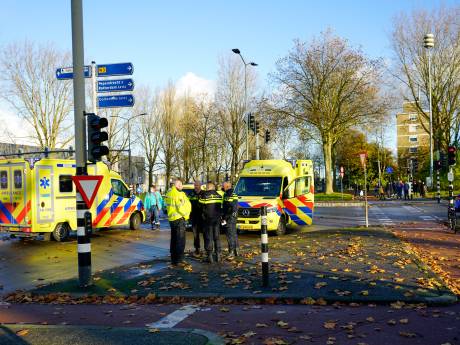 Kind én Maxi-Cosi uit auto geslingerd na ongeluk in Dordrecht: ‘Kindje was aanspreekbaar’