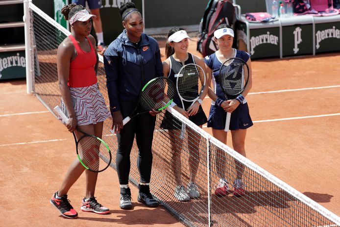 Venus Williams, Serena Williams en hun Japanse tegenstanders Miyu Kato and Shuko Aoyama.