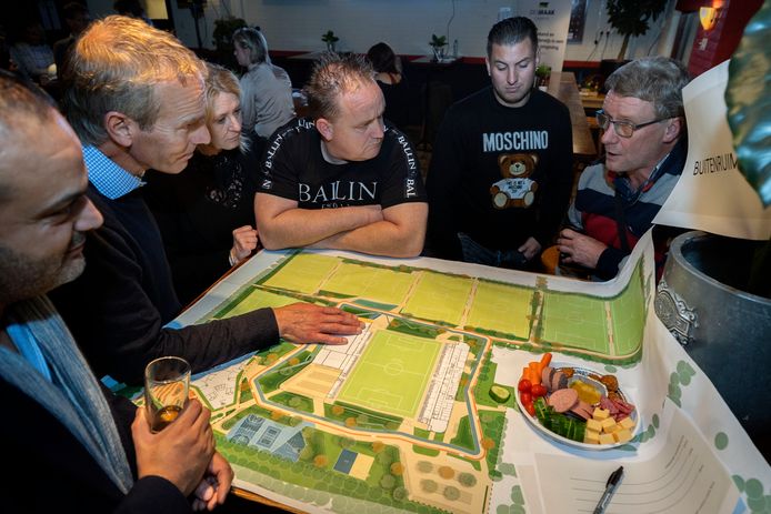 Omwonenden en verenigingen worden bijgepraat over de sport- en beweegcampus in Helmond.