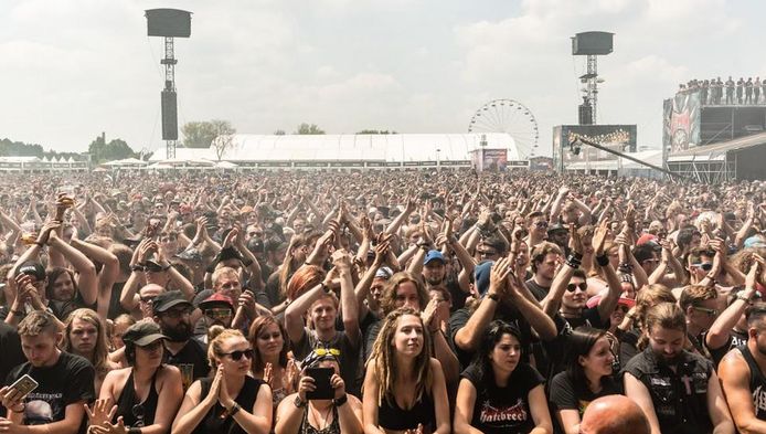 Veel zon, blote borsten en 155.000 fans op Graspop | Graspop | hln.be