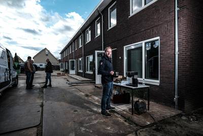 Hè, hè... Steenderense jongeren kunnen eindelijk kerstboom zetten in hun huis in eigen ‘darp’
