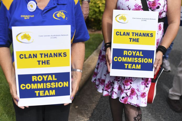 Mensen in Canberra betuigen steun aan de speciale commissie.