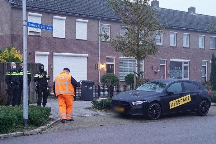 De politie nam een auto in beslag aan de Jeneverbeslaan in Valkenswaard.