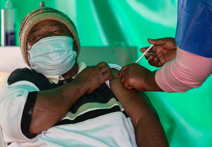 Een Zuid-Afrikaanse man wordt ingeënt met Pfizer in Johannesburg.