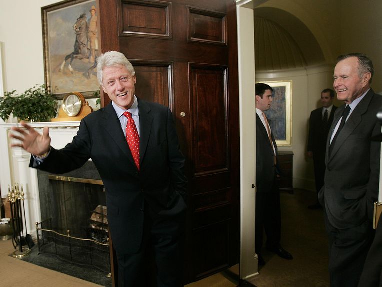 Ex-presidenten Bush en Bill Clinton op bezoek in het Witte Huis in 2005. Beeld AFP