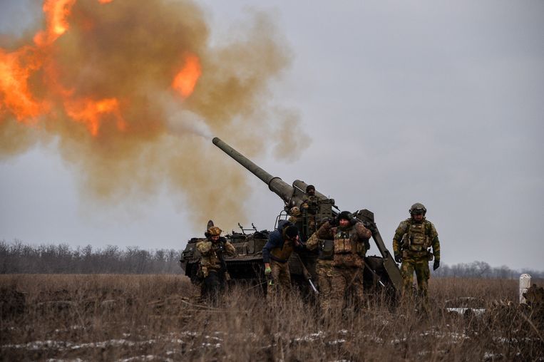 Een Oekraïense artillerie-eenheid vuurt op Russische posities bij Bachmoet, dat al maandenlang brandpunt is van strijd. Beeld Getty Images