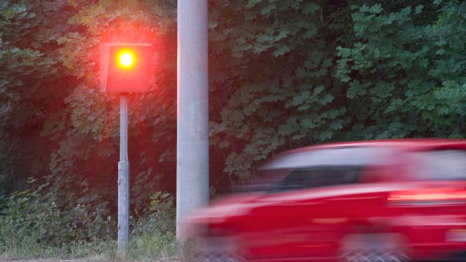 Boeteregen op platteland: flitspaal in dorp zorgt voor uitschieters op de ‘hitlijst’ van bekeuringen in 2022
