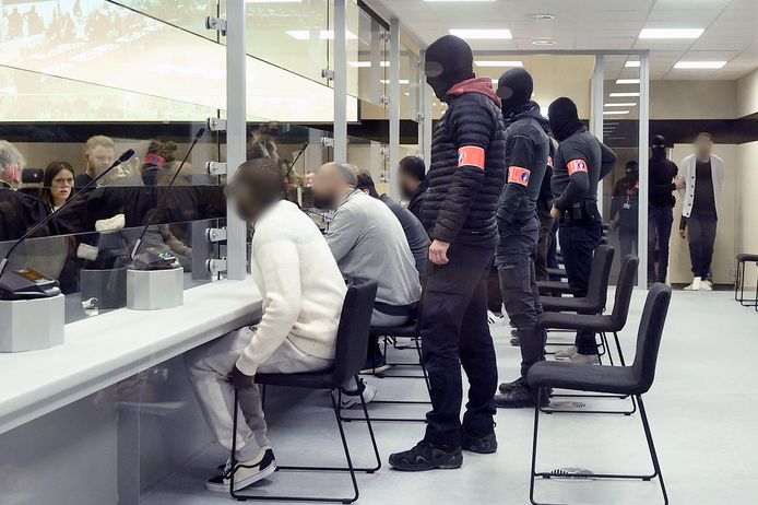 L'accusé Hervé Bayingana Muhirwa (L) dans le box avec d'autres accusés lors du procès des attentats du 22 mars 2016, à la Cour d'assises de Bruxelles-Capitale